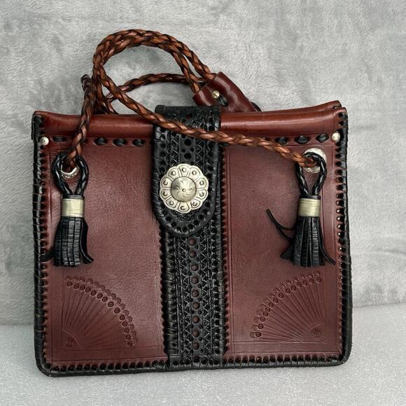 Unbranded Handbags - Artisan Structured Leather Shoulder Bag With Tassels And Silver Medallion